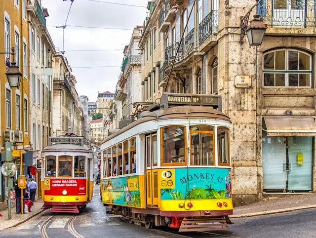 Trams coloridos em centro histórico de Lisboa